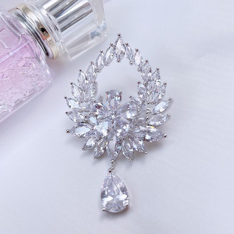Vintage Teardrop Rhinestone Brooch Statement Pin for Fashionable Party Wear