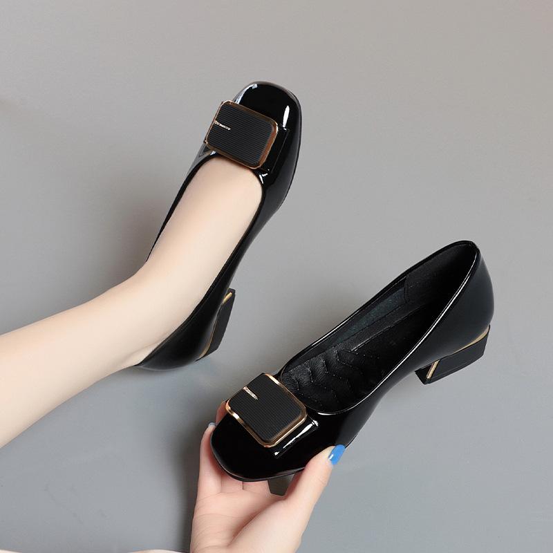Весенние новые женские модные туфли на квадратном каблуке для вечеринок, черные офисные туфли из мягкой искусственной кожи, удобные балетки с металлической пряжкой