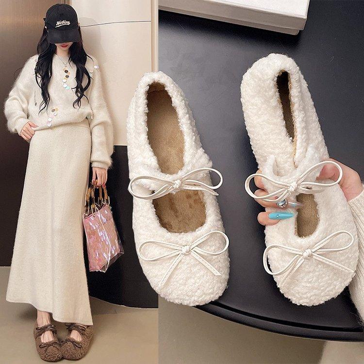 Милые пушистые туфли для женщин для ношения на улице осенью и зимой 2025 новые вельветовые туфли-бини, универсальные туфли на плоской подошве с мелким вырезом, теплые хлопковые туфли