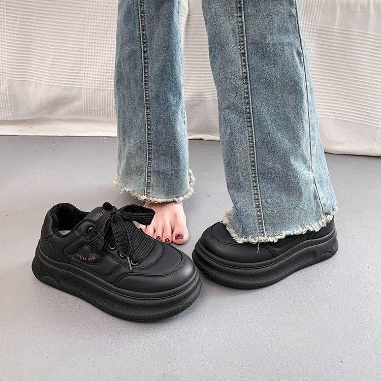 Толстая подошва кожаная поверхность белые туфли женские весна 2025 новые кексы усиление нишевая обувь хлеб повседневная спортивная обувь для скейта