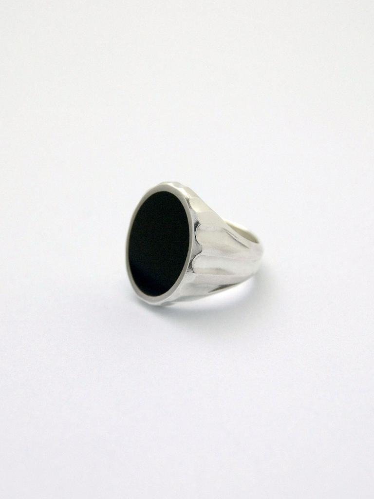 Ound Onyx Silver Bold Ring