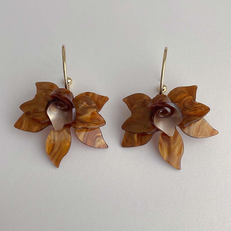 New Trendy Metal C-shaped Acrylic Flower Pendant Earrings for Women Vintage Coffee Petal Personality Earrings Jewelry