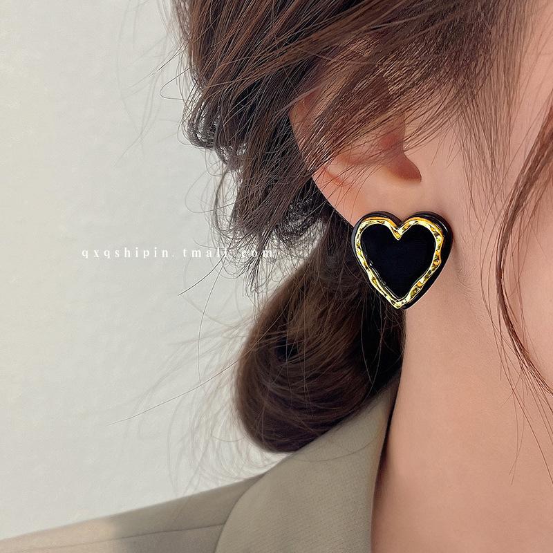 Новые нишевые серьги темпераментного дизайна, серьги, маленькие ароматные серьги, черные серьги-гвоздики Love для женщин