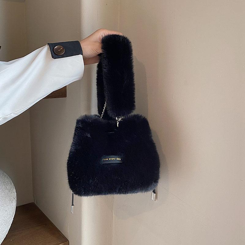 Плюшевая сумка женская 2025 новая осень и зима нишевая легкая роскошь высокий класс ручная сумка плечевая кроссбоди сумка-ведро