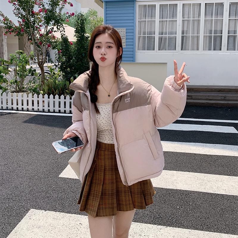 Зимняя теплая одежда Женская короткая 2025 Новая корейская одежда-хлеб Свободная цветная блочная куртка из хлопка со стойкой