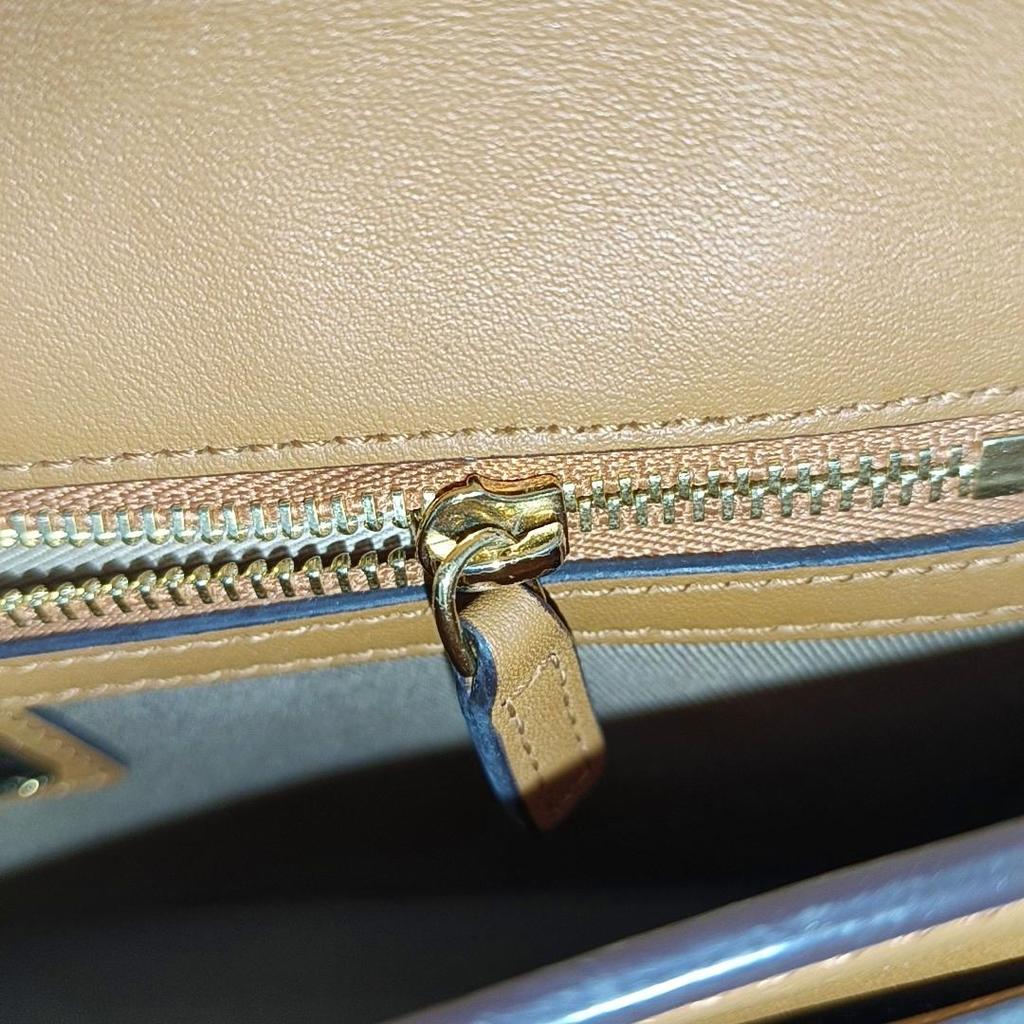 [Pre-Owned] Millie Visetos Classic Monogram Print Light Trendy Cool Girl Flap Chain Crossbody Bag Medium - Good #1TGTN4T