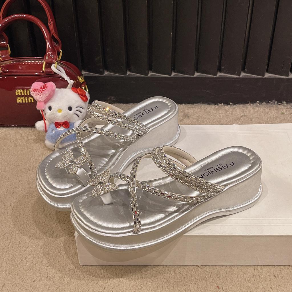 2025 French Sandals Slippers Women's Summer Wear Fat Wide Butterfly Rhinestone Cover Toes Roman Beach Thick Bottom Wedge Sandals