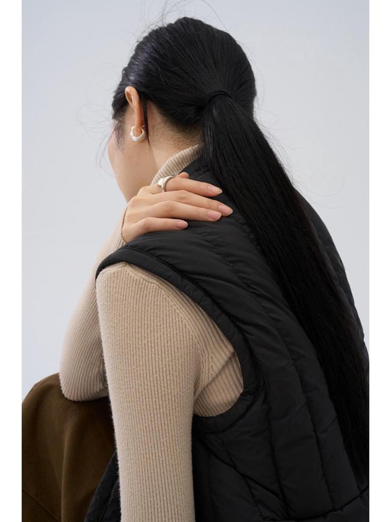 Женский пуховый жилет с V-образным вырезом - 90% пуха, без рукавов, приталенный, для осени и зимы.