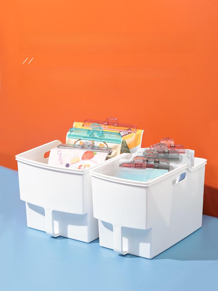 Высокий кухонный шкаф с выдвижной решетчатой корзиной для хранения приправ и круп