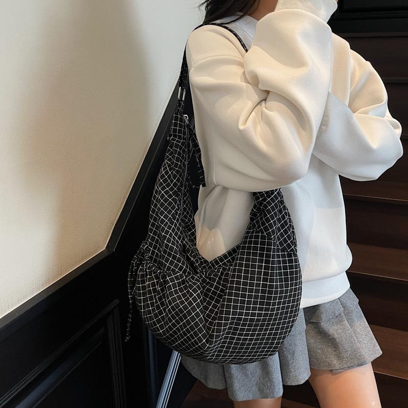 Нейлоновая тканевая сумка женская сумка-мессенджер 2025 осень новая большая вместимость клетчатый нишевый дизайн на одно плечо сумка-пельмень