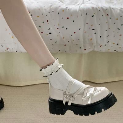 Белые французские ретро туфли на толстом каблуке и платформе из маленькой кожи женские 2025 новая летняя модель с мелким вырезом универсальные одинарные туфли Мэри Джейн