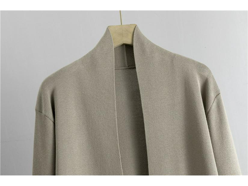 Женский свободный трикотажный комплект из трех предметов: Длинный кардиган с шалью, жилет с высоким воротом, широкие брюки — идеальный вариант для весны и осени