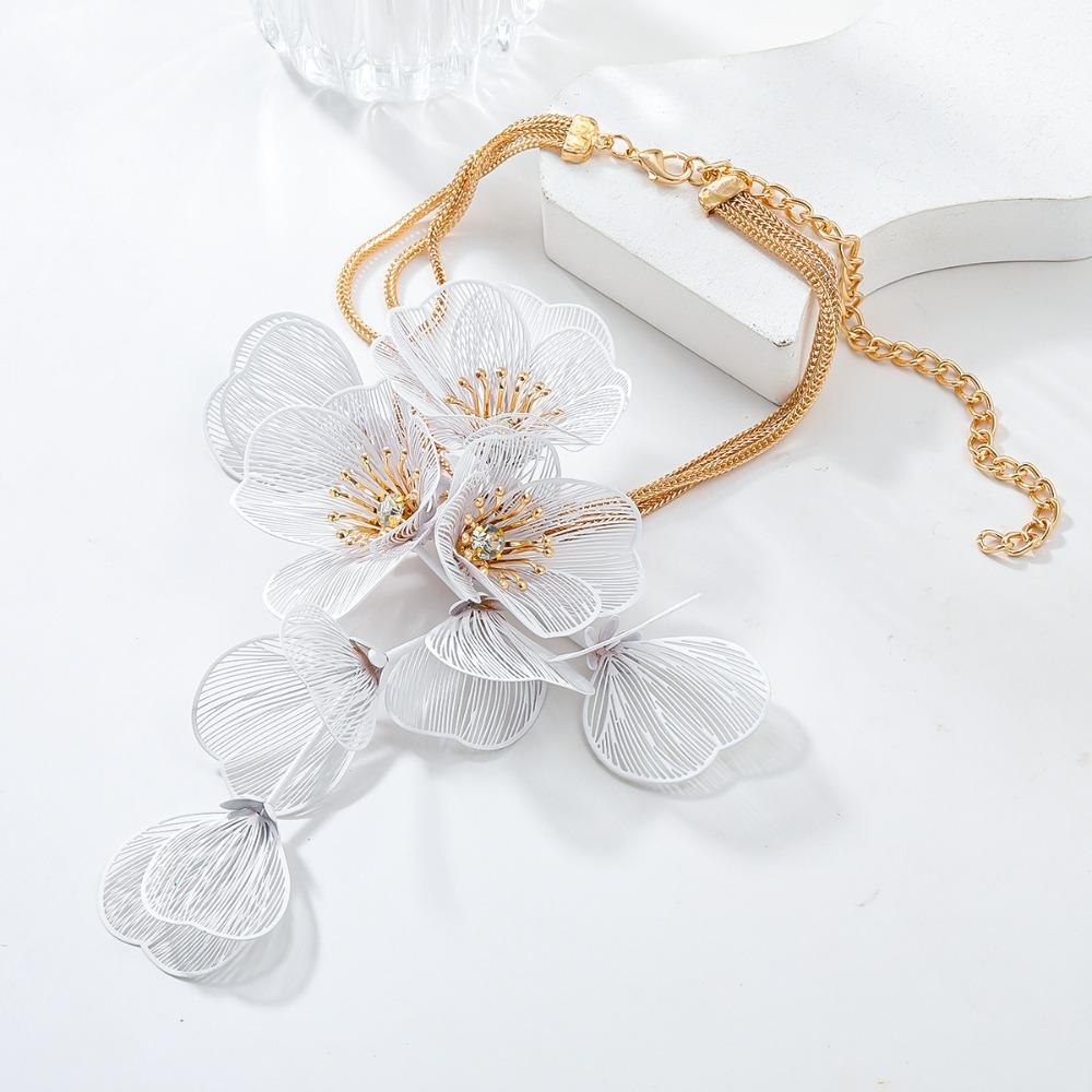 Luxury Cutout Flower Neck Pendant Zinc Zinc Alloy Floral Tassel Necklace Exaggerated Flower Necklace  Beach