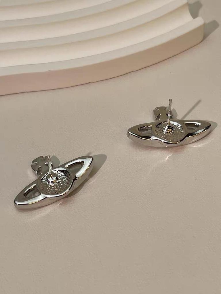 Классические серьги-гвоздики «Сатурн»: Дизайн планеты с полным бриллиантовым покрытием в стиле Westwood