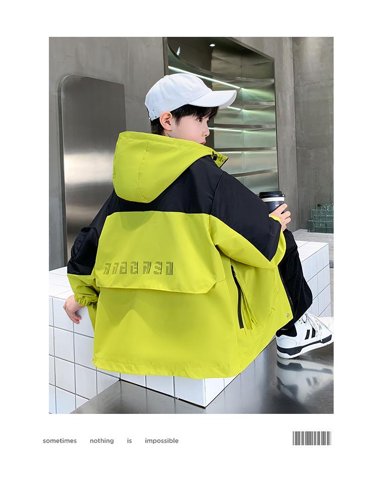 Мужская куртка-бомбер в стиле колор-блок 2025: Модная ветровка с капюшоном на осень.