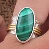 Большое овальное кольцо с малахитом, кольцо из цельного серебра 925 пробы, кольцо ручной работы, двухцветное кольцо, богемное кольцо, кольцо с безелем, уникальный подарок
