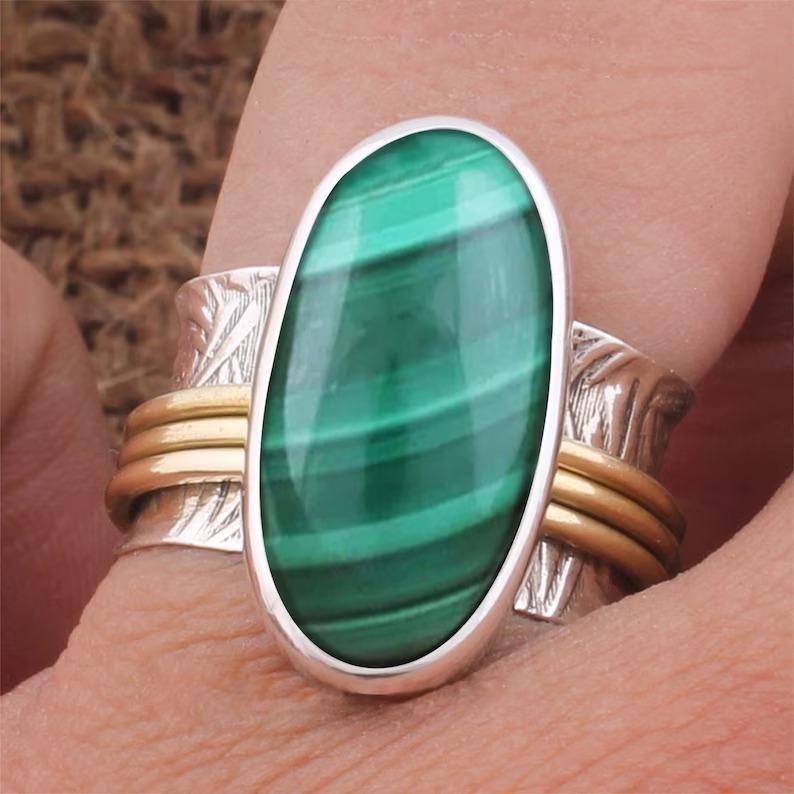 Большое овальное кольцо с малахитом, кольцо из цельного серебра 925 пробы, кольцо ручной работы, двухцветное кольцо, богемное кольцо, кольцо с безелем, уникальный подарок