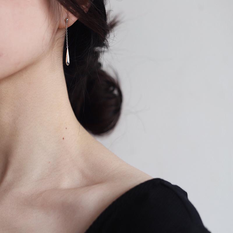 S925 Sterling Silver Teardrop Earrings: Intellectual Elegance and Niche Design for a Cool, Sophisticated Style.