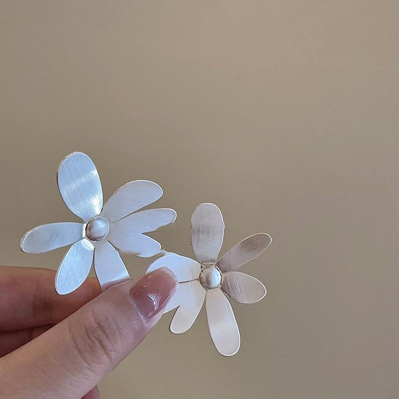 Металлические серьги-пусеты с цветком, темпераментные, в стиле инс, индивидуальные, холодные, женские, нишевого дизайна, высококлассные