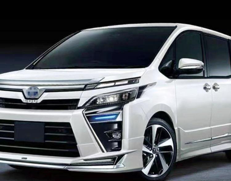 Передние противотуманные фары Toyota VOXY 80-й серии для дневного и ночного вождения.