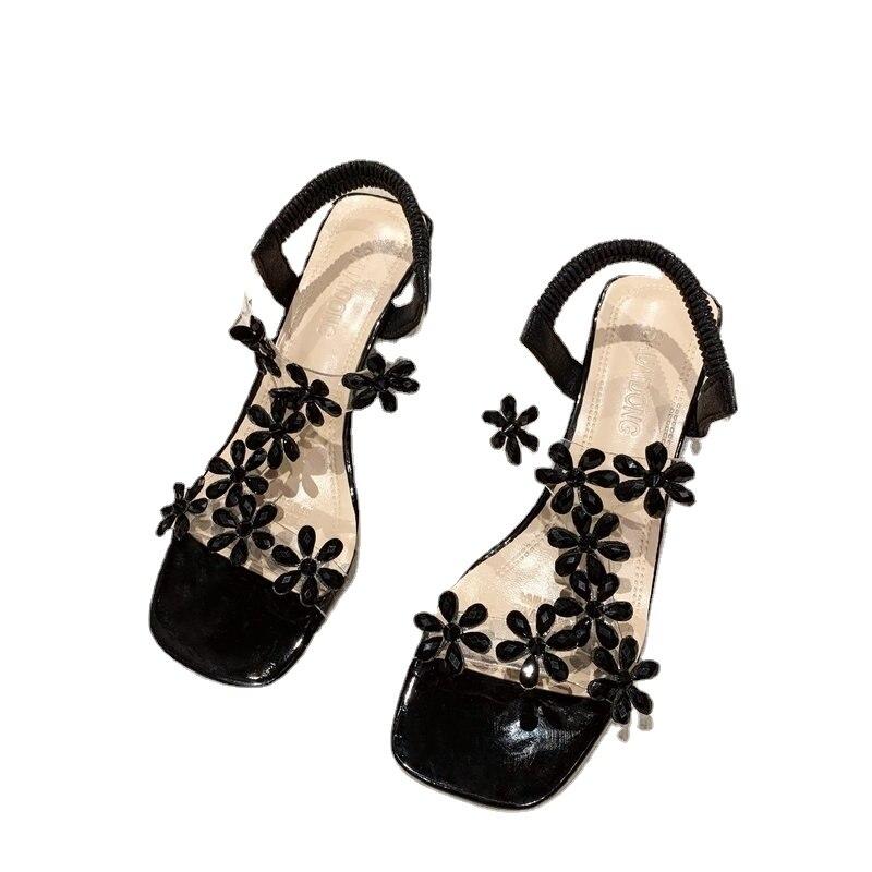 Сандалии на высоком каблуке на блочном каблуке. Женский костюм. Женские прозрачные туфли. Универсальные черные удобные однотонные сандалии на массивном высоком каблуке.