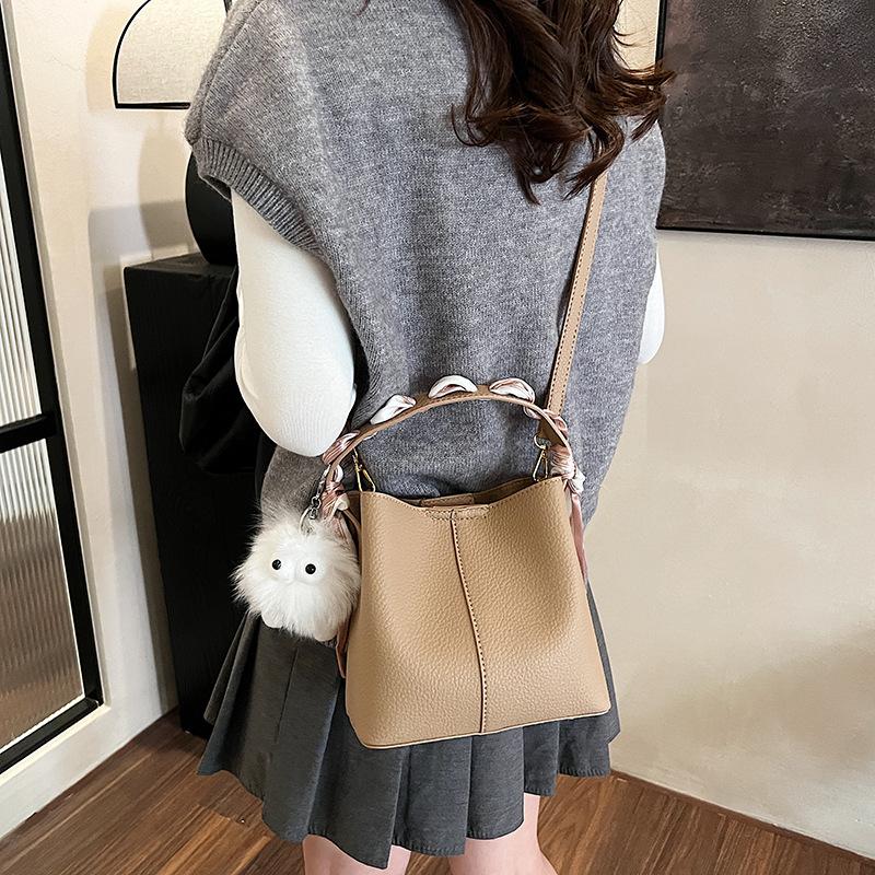 Texture Niche Design Bag 2025 New Female Popular Versatile Retro Messenger Bag Fashionable Portable Bucket Bag