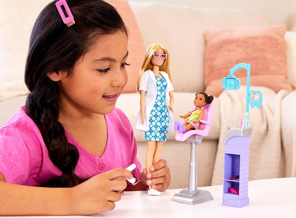 Игровой набор Barbie Career Playset с куклой-блондинкой-стоматологом, набором принадлежностей для раковины и осмотра маленького пациента, а также куклой, стулом и