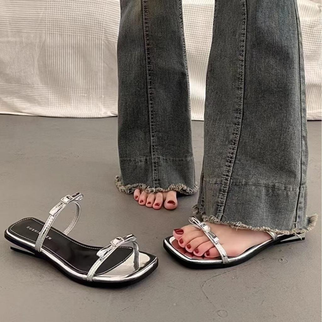 French beautiful temperament cool slippers women's 2025 summer new popular high-end wear fashion silver flat sandals