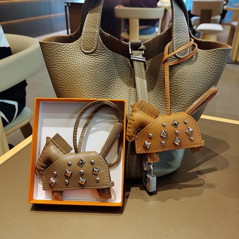 Подвеска Пони из Мягкой Кожи, Подвеска для Автомобиля, Подвеска для Ключей, Кожаный Шарм для Сумки Ручной Работы с Новыми Клепками, Кожаный Шарм для Сумки