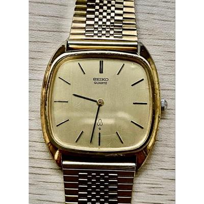 Б/у кварцевые часы SEIKO золотого цвета
