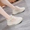 2024 Летняя дышащая сетчатая повседневная обувь Модная женская танкетка на платформе Удобная мягкая подошва Спортивная белая обувь Zapatillas Mujer