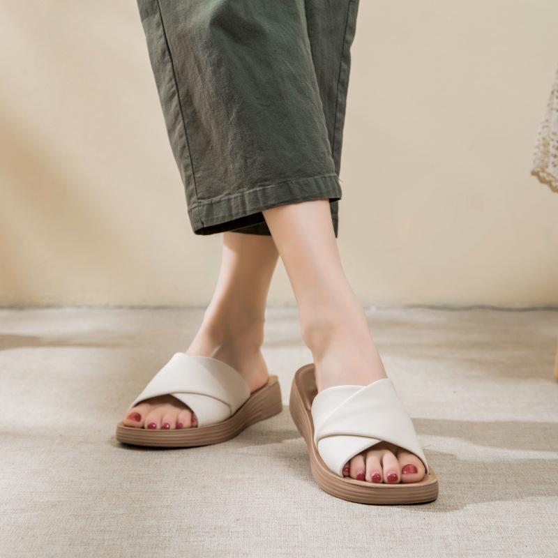 Кожаные сандалии на мягкой подошве для мам, сандалии на плоской подошве, женская обувь для среднего возраста, нескользящая удобная обувь, модели для среднего и пожилого возраста, лето 2024, новые модели