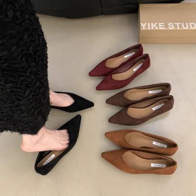 Ретро туфли-лодочки на низком каблуке с острым носком и мелким вырезом женская обувь 2025 новая весенне-осенняя замшевая темпераментная обувь на одном ходу для работы