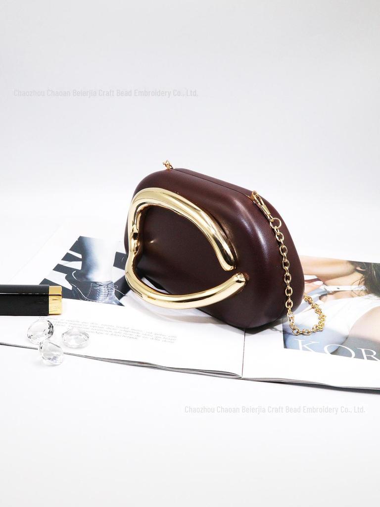 Вечерняя мини-сумочка в стиле ретро: Сумка через плечо с цепочкой и металлическим дизайном