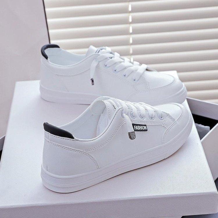 Маленькие белые туфли женские с плоской подошвой из натуральной кожи универсальные студенческие женские туфли для отдыха весна 2025 года дышащие новые спортивные и развлекательные туфли для сноуборда