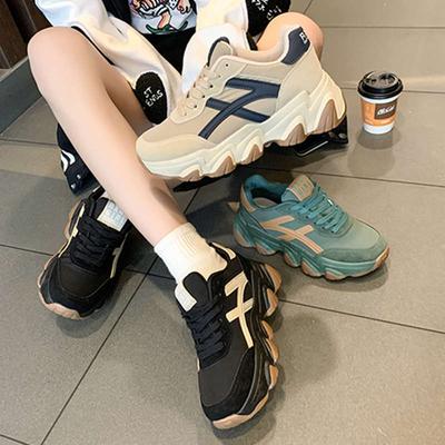 Популярные кроссовки на толстой подошве для женщин, весна 2025, новинка, европейская станция, маленькие белые кроссовки для увеличения роста, маленькие повседневные спортивные кроссовки