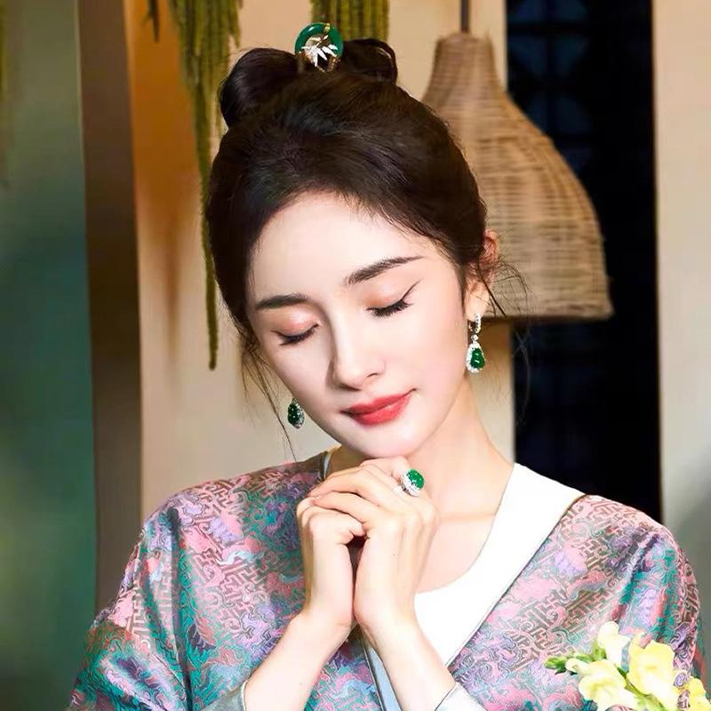 Green gourd new Chinese earrings Yang Mi Guofeng stud earrings niche unique light luxury high sense without ear piercings women