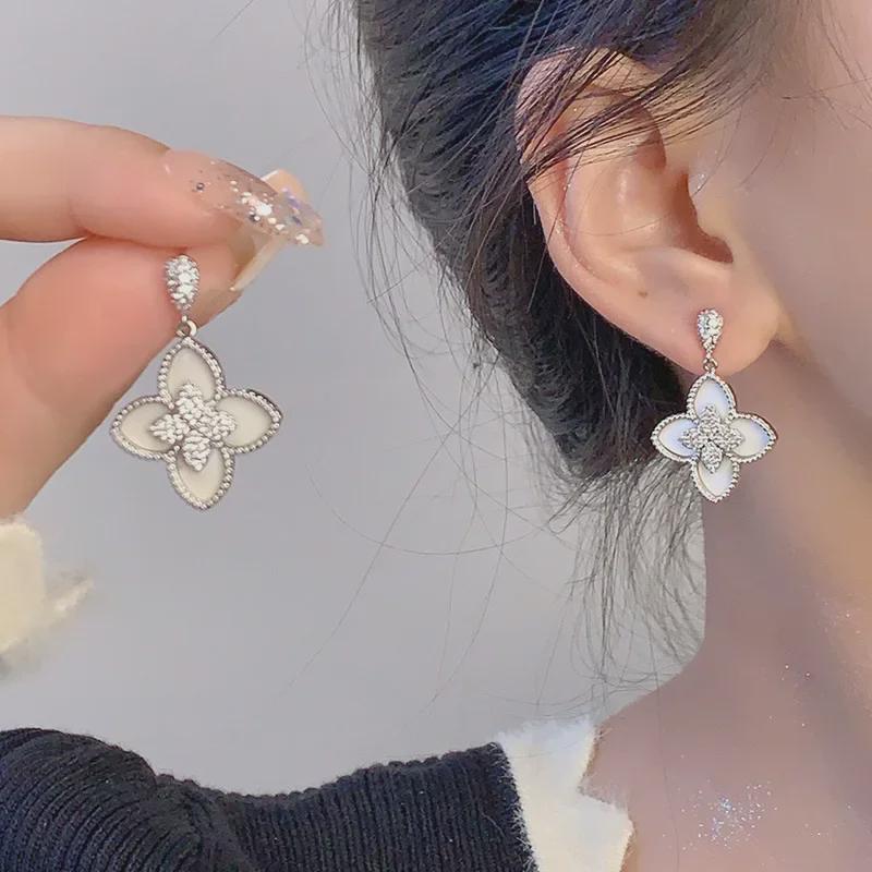 Шикарные серебряные игольчатые белые перламутровые серьги-цветы из циркония - легкий роскошный дизайн с четырьмя лепестками для женщин