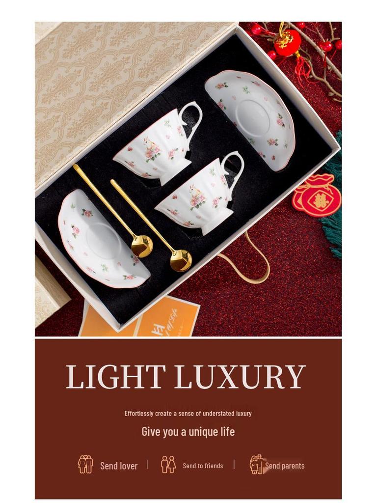 Кофейная чашка Алиса: Женский подарок на Новый год, День рождения, Свадьбу, Новоселье или для послеполуденного чая