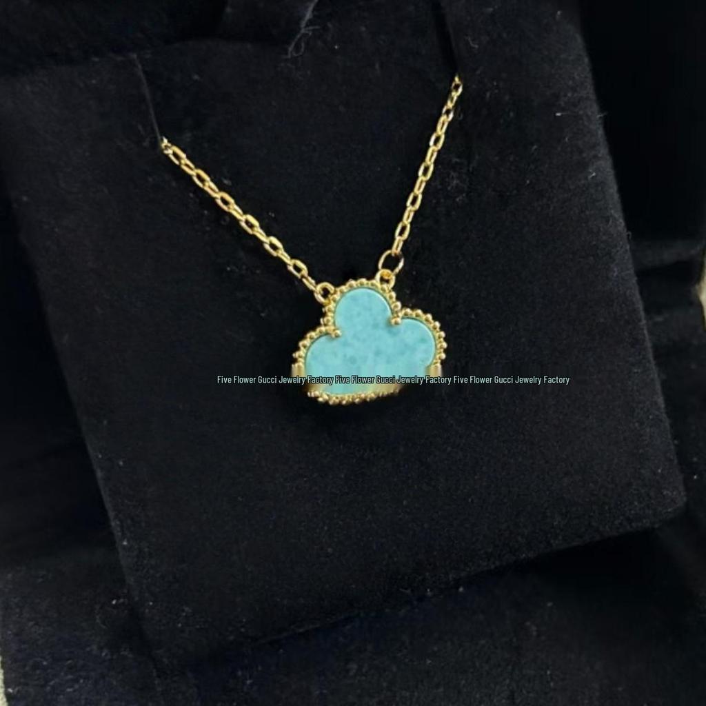 Ожерелье «Четырехлистный клевер» Van Cleef: Золотой кулон с дизайном в виде пяти цветков, с белым перламутром, красным агатом и бриллиантом для женщин.