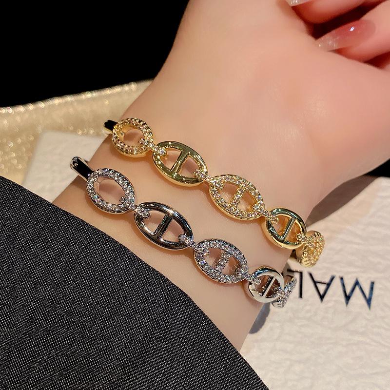 New Electroplated Bracelet with Micro Inlaid Zircon, Fashionable, Luxurious, and High-end Jewelry
