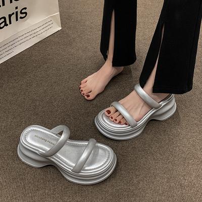 Тапочки на высоком каблуке, женская летняя верхняя одежда 2025 года, новые летние высококачественные маленькие пляжные тапочки с толстой подошвой и юбкой, классные тапочки