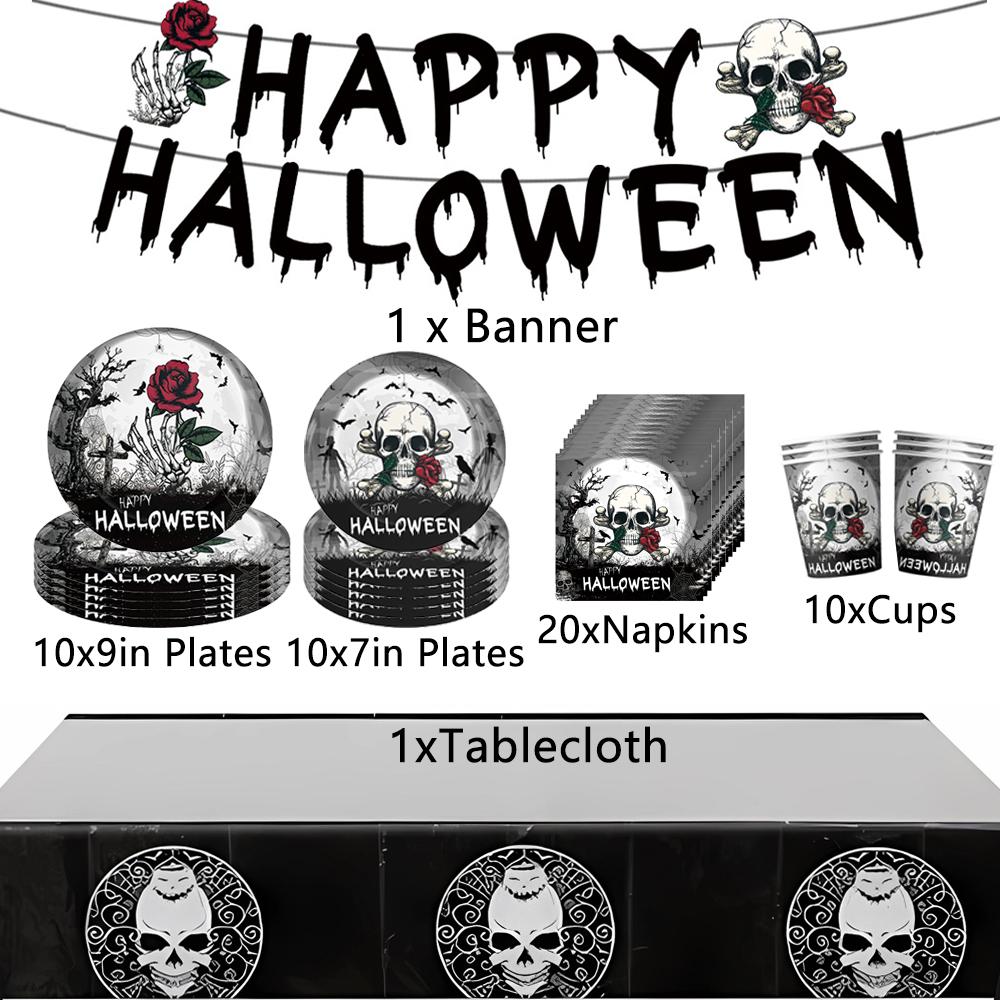 Принадлежности для вечеринки в честь Хэллоуина включают бумажные тарелки, чашки, салфетки, скатерть, баннер.
