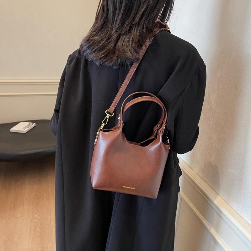 Retro large-capacity bucket bag women's 2025 new trendy fashion Korean tote bag niche textured underarm bag