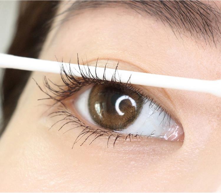 Бархатная тушь, длинная, густая и вьющаяся, водостойкая и устойчивая к поту, не размазывается, красивый макияж.