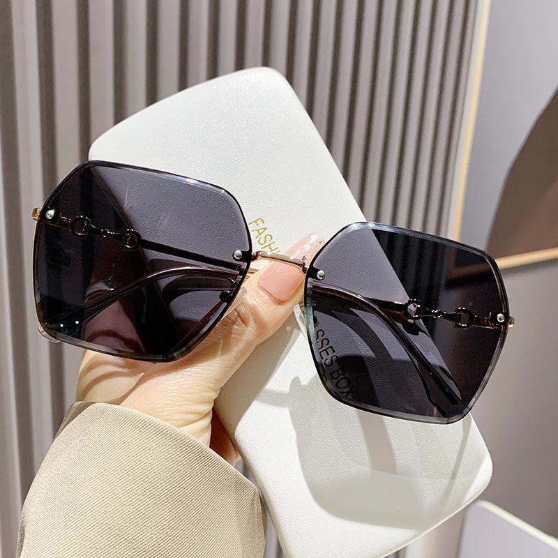 Мужские и женские солнцезащитные очки: Стильная защита от УФ-излучения для вождения и путешествий