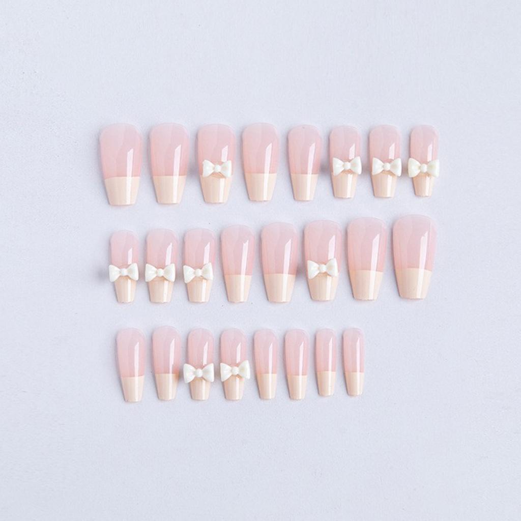 Свежий и милый стиль, ношение 24-компонентного французского маникюра с молочным бантом и накладными пальцами, инкрустированными бриллиантами, создавая атмосферу.2МЛ