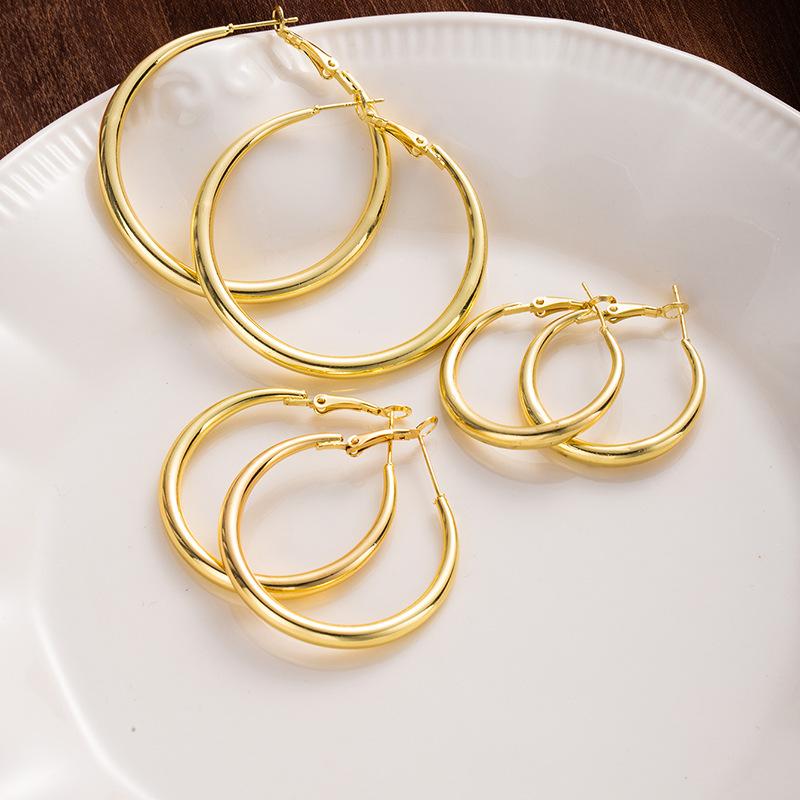 Геометрические металлические серьги. Нишевый дизайн петель для ушей. Простые и универсальные серьги для женщин.