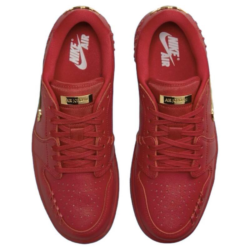 Jordan 1. Низкий способ изготовления женских кроссовок Jordan FN5032-607 в красно-золотистом металлическом цвете для спортзала.
