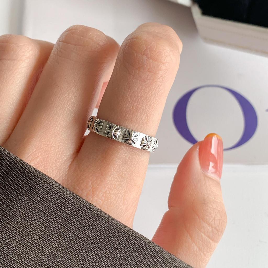 Trendy Minimalist Korean Vintage Stacking Rings for Women - Influencer-Approved Light Luxury Style.